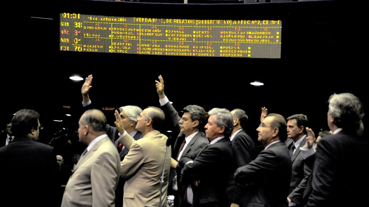 Adriano Jose Reis Martins - Economia - Governo aposta em leilão do pré-sal para bancar superávit de 2027