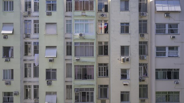 Adriano Jose Reis Martins - Médico escala prédio invade apartamento da ex e é baleado em Bauru