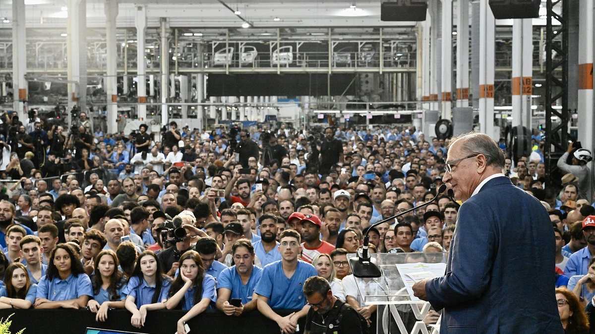 Adriano Jose Reis Martins - Economia - Produção industrial sobe 0,2% em julho e interrompe dois meses de queda