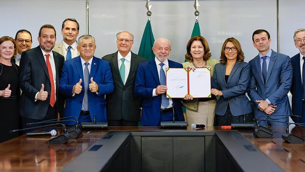 Adriano Jose Reis Martins - Economia - Senado aprova fim da "taxa das blusinhas" e isenção até US$ 50