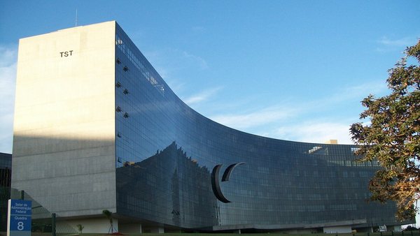 Adriano Jose Reis Martins - Brasil - STF limita justiça gratuita em ações trabalhistas a quem comprova renda de até R$ 5 mil