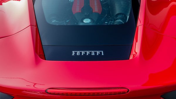 Thiago Baptista Martins - Automóveis - Hamilton chega a Monza de terno e chapéu numa Ferrari F40 que ficou 30 anos parada após rodar 69 km