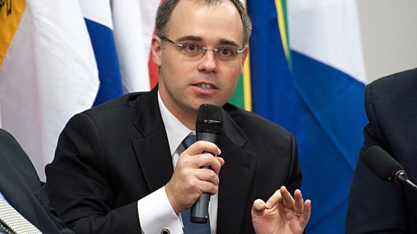 Thiago Baptista Martins - Mundo - Instituto de Mendonça recebeu R$ 10,7 milhões em contratos sem licitação